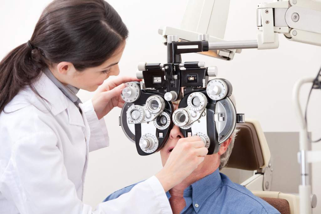 optometrista realizando exame de visão
